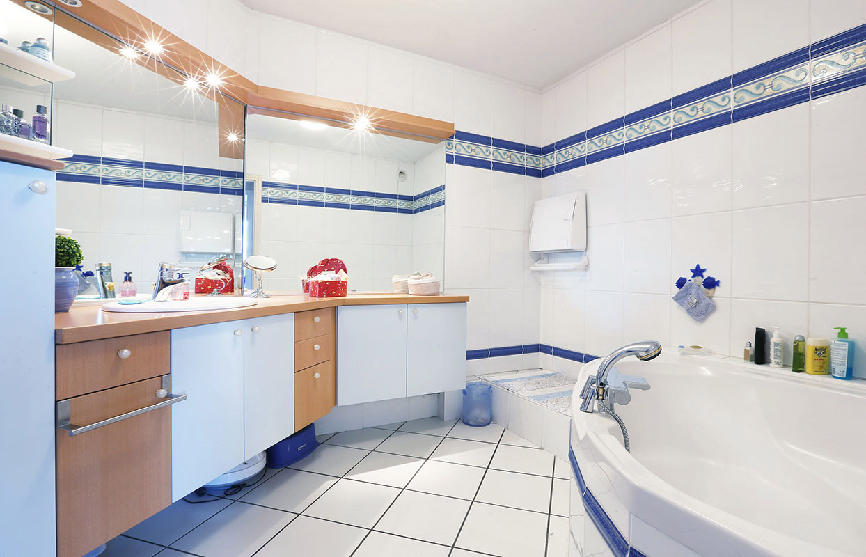 photographe immobilier salle de bain avec baignoire